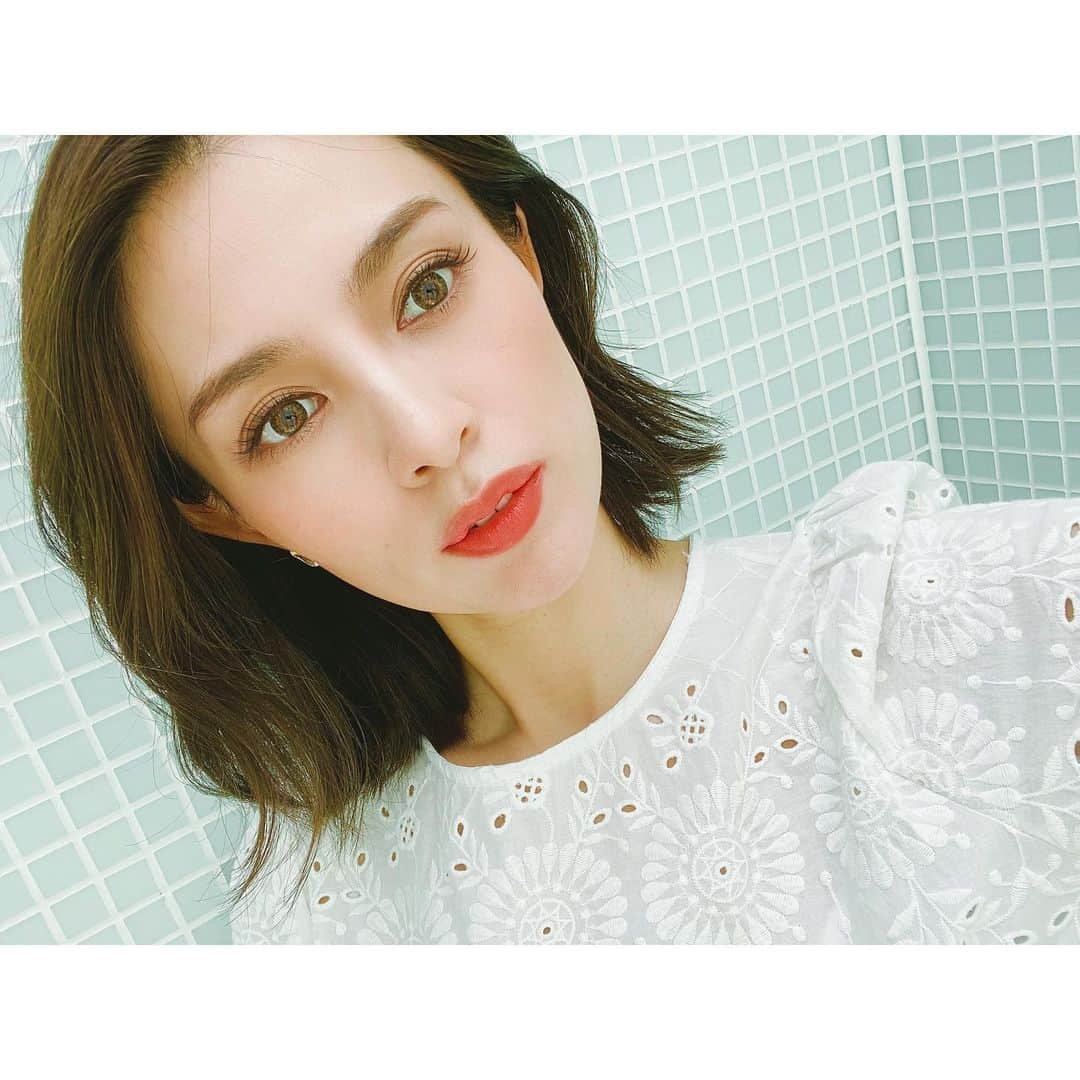 渡辺知夏子さんのインスタグラム写真 - (渡辺知夏子Instagram)「今は、マツエクが出来てないので、撮影で久しぶりにつけまつ毛を付けてもらいました！ そして先日、美容室でカラーしました✨👏🏼✨ やっぱりちゃんとするとちゃんとした気になるっっ✨ 改めて日頃のケアの重要さ大切さを実感！！ . . そして最近は、食事制限したり、長めに歩いたり、減量するべく日々頑張ってます！！！！🚶‍♀️🚶‍♀️🚶‍♀️🚶‍♀️🐕 太ったつもりなかったけどちょっと太ってた😭😂😫別にあんまり気にしないタイプなんですが... . まあまあやる気になってるので絶対になんとかします！！！！ ダイエット嫌いなんですが、筋肉も落ちてるしなんとかしないと〜😭 急に頑張りすぎると上手くいかないのである程度時間かけてやります！ . . . .  #お久しぶりですみません  #皆さんお元気ですか？ #自粛解除  #ダイエット中 #無理はダメ #徐々に健康的にやりますよ」5月28日 23時40分 - chikako_724