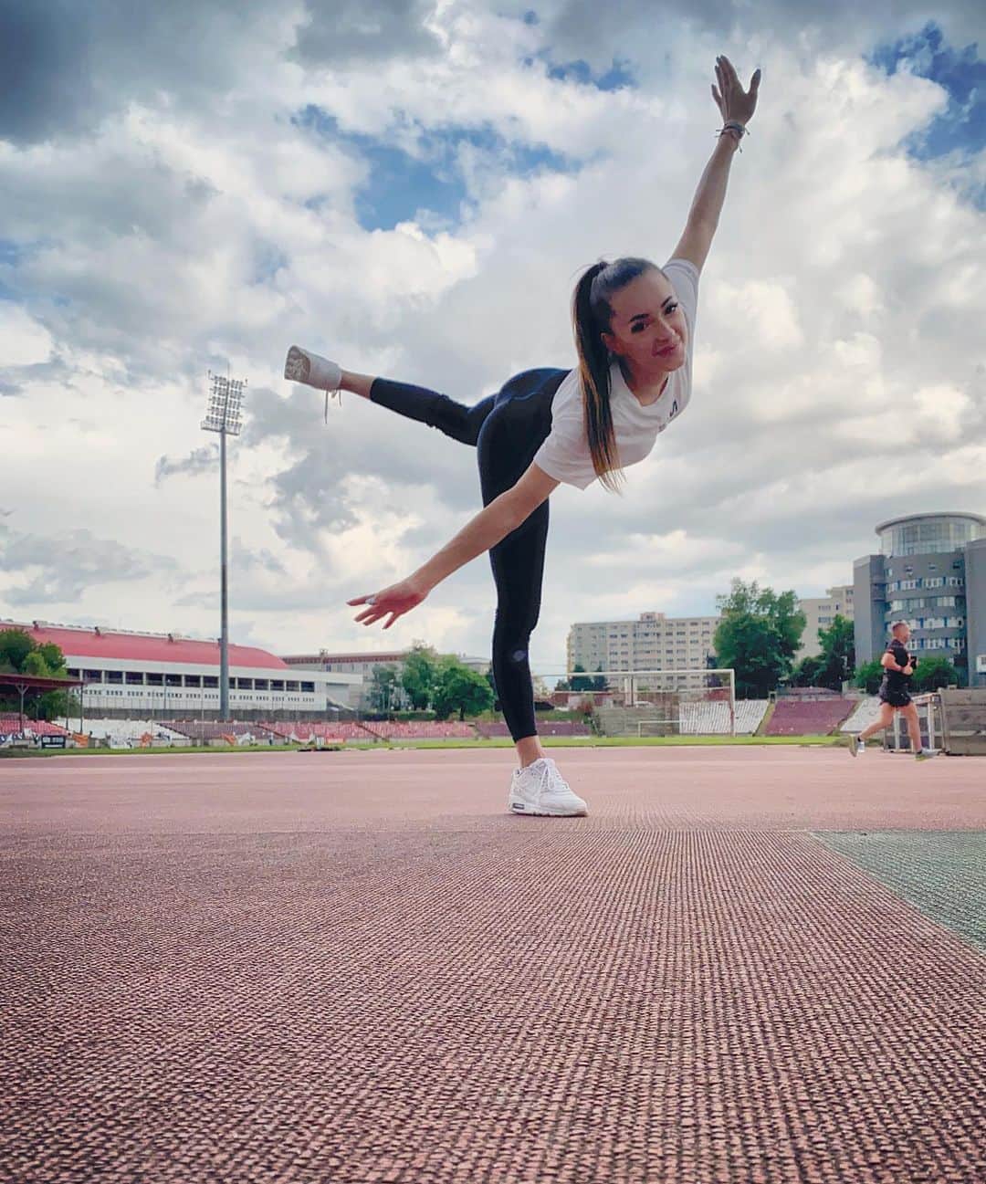 ラリサ・ヨルダケのインスタグラム：「Whatever your life's work is, do it well.🤙🏻💜」