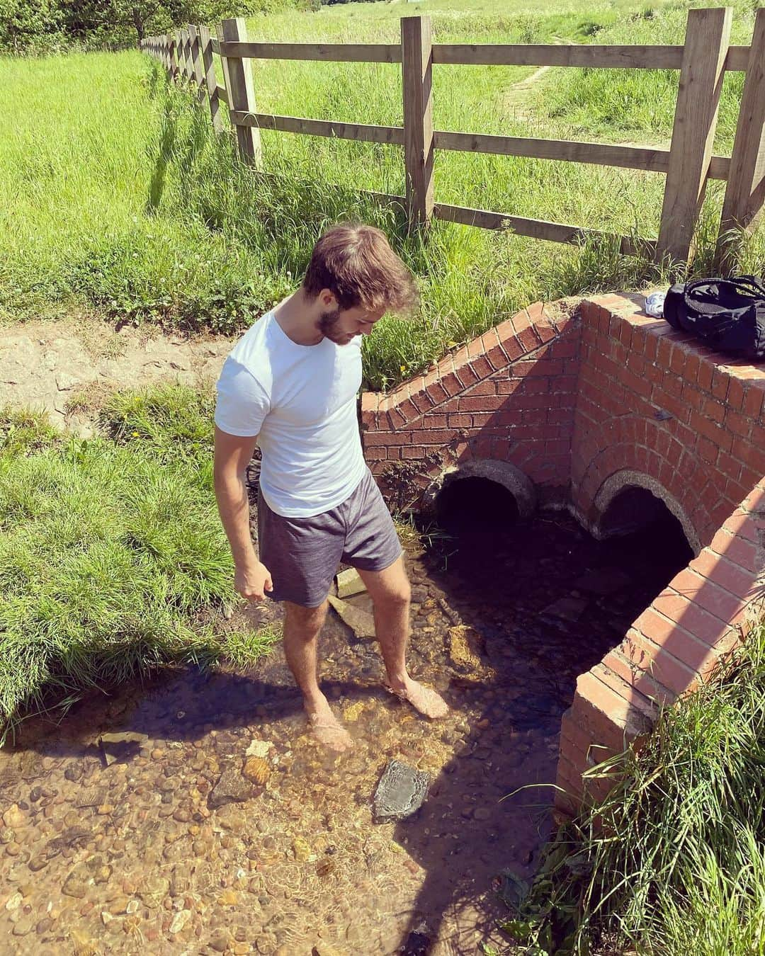 サム・ウォーカーのインスタグラム：「Cooling off post run and hike 😰☀️」