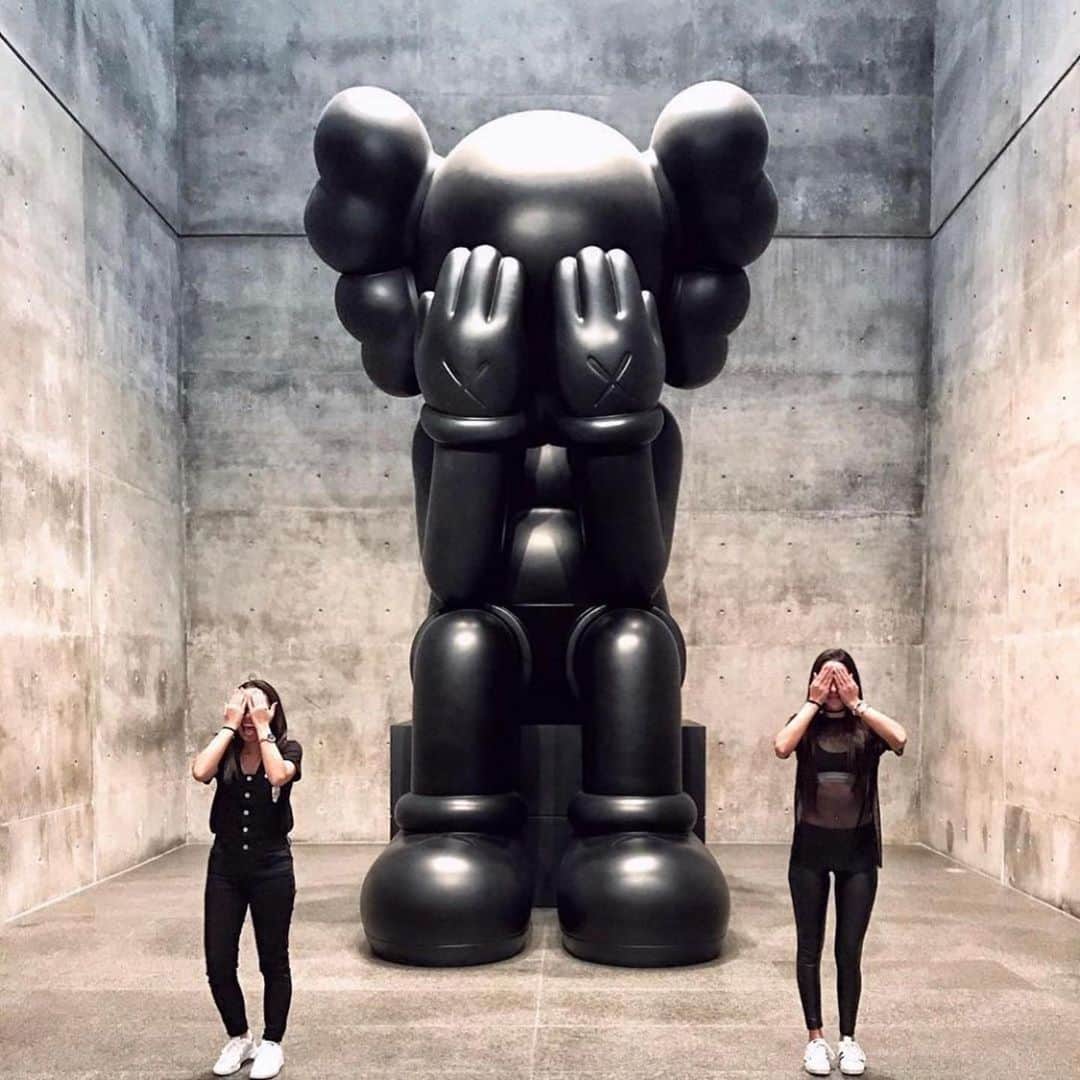 KAWSONEさんのインスタグラム写真 - (KAWSONEInstagram)「#Repost @themodernfw ・・・ #mymodernpic has shown us how everyone experiences the Museum differently. @myravu shared this playful memory from the 2016 exhibition "KAWS: WHERE THE END STARTS." --- #themodernfw #KAWS」5月28日 23時46分 - kaws