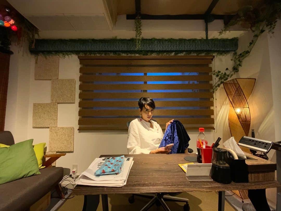 LOVEのインスタグラム：「ひざ。こら。 (整体行きたい)」