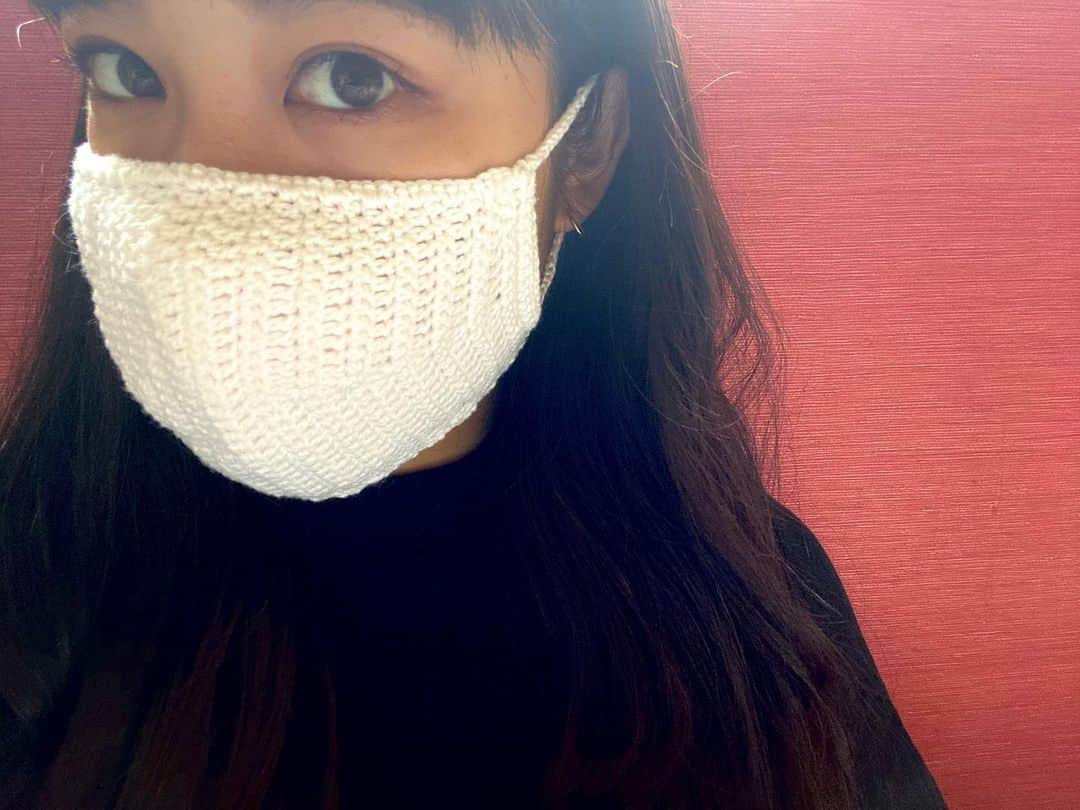 岩本憧子のインスタグラム：「. 最近はマスクカバー作りに少しだけハマってます😷 . かぎ針編みなんて何年ぶりだろう？ 母とYouTubeに教わりながら😊 . 今、外に出るときは毎回身に付けるものだし 少しでも可愛くしたい💕 . #手作りマスクカバー　#マスクカバー #おうち時間」