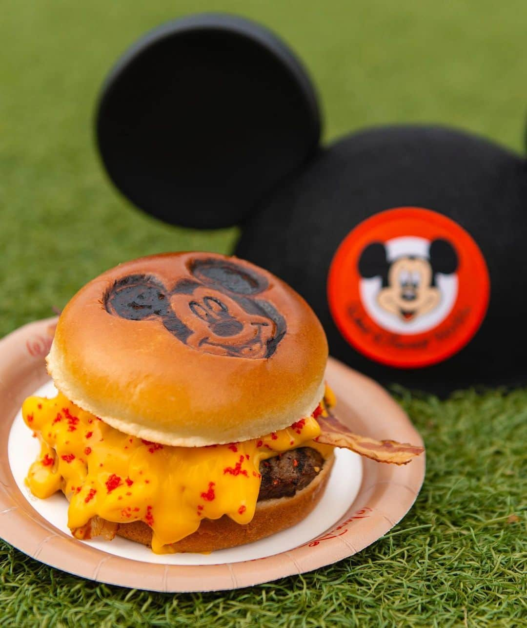 ミッキーマウスさんのインスタグラム写真 - (ミッキーマウスInstagram)「Oh boy! It’s #HamburgerDay! 🍔 To celebrate, we’ve cooked up some Disney burger favorites from around the world including the fan favorite Mickey Mouse Glove burger! 👉 #DisneyMagicMoments」5月29日 0時00分 - mickeymouse