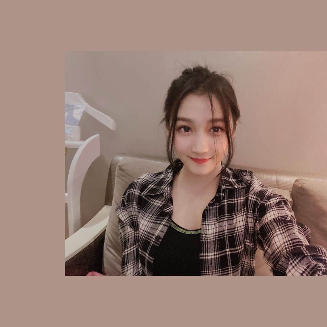 クアン・シャオトン（Guan Xiaotong）のインスタグラム：「哇哦🌝」