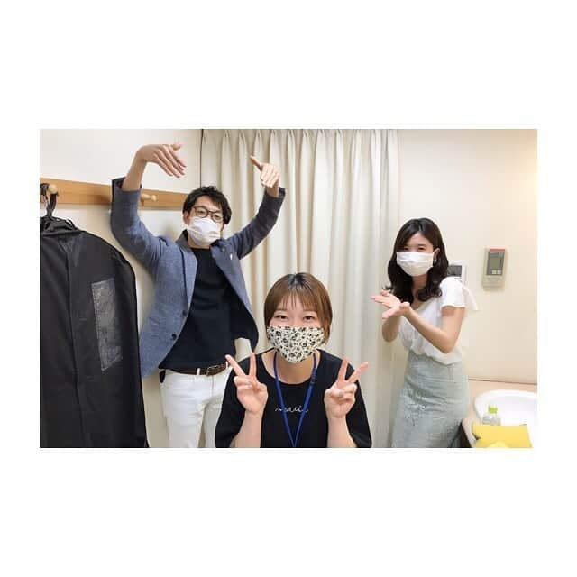 川口智美さんのインスタグラム写真 - (川口智美Instagram)「#緊急事態宣言 が解除されてからも不安な日々が続いていますね💦  #とちぎテレビ の #スタジオ 収録では 立ち位置、座り位置に #ソーシャルディスタンス を  ロケ時には、 お互いに #マスク 着用で #インタビュー するなど細心の注意を払っています。  先日の放送分が #栃木 県HP内 インターネット放送局にも UPされたので一部を載せますね🎵 (#ナレーション も担当しています)  そして 今月で、番組を卒業された #ヘアメイク の高屋敷さんと記念に写真を🤳💐 いつも可愛くヘアセットして頂き 有り難うございました。見ているドラマトークを楽屋でするのが楽しみでした🤗  新天地での御活躍、影ながら 応援しています📣」5月28日 23時58分 - horipro_satomikawaguchi