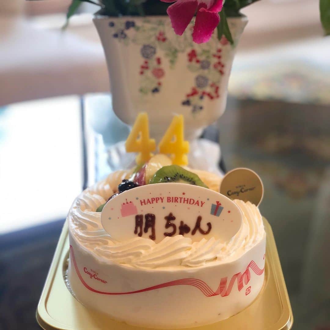 雨宮朋絵さんのインスタグラム写真 - (雨宮朋絵Instagram)「本日44歳になりました。 お義母さんがアレンジしたお花とケーキを届けてくれました。 近くに住んでますがこの3か月全く会えなかったので、久しぶりに再会できてとても嬉しかった！ こんな風にお祝いしてもらい本当に幸せものです。  お誕生日の決意として何か新しいことに挑戦したい！と思い 以前から興味があった薬膳の勉強を始めることにしました。 何年かかるか分かりませんが、これまでの自分の経験を生かして何か形にしていけたらと思います。  そしてあと何年後かに迎える50代が自分らしく楽しめるものであったらいいなと思います。 当たり前が当たり前じゃないんだということを痛い程感じている今、これからの1日1日を大切に重ねていこうと思います。  たくさんのお誕生日メッセージをいただき本当にありがとうございます！！ 嬉しく拝見させてもらっています。 こころから感謝です^_^」5月28日 23時59分 - amemiyatomoe