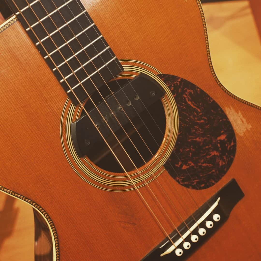 近藤薫のインスタグラム：「ライブ用、メイン機。良い表情になってきた！ #martin #guitar #acoustic #OM28」
