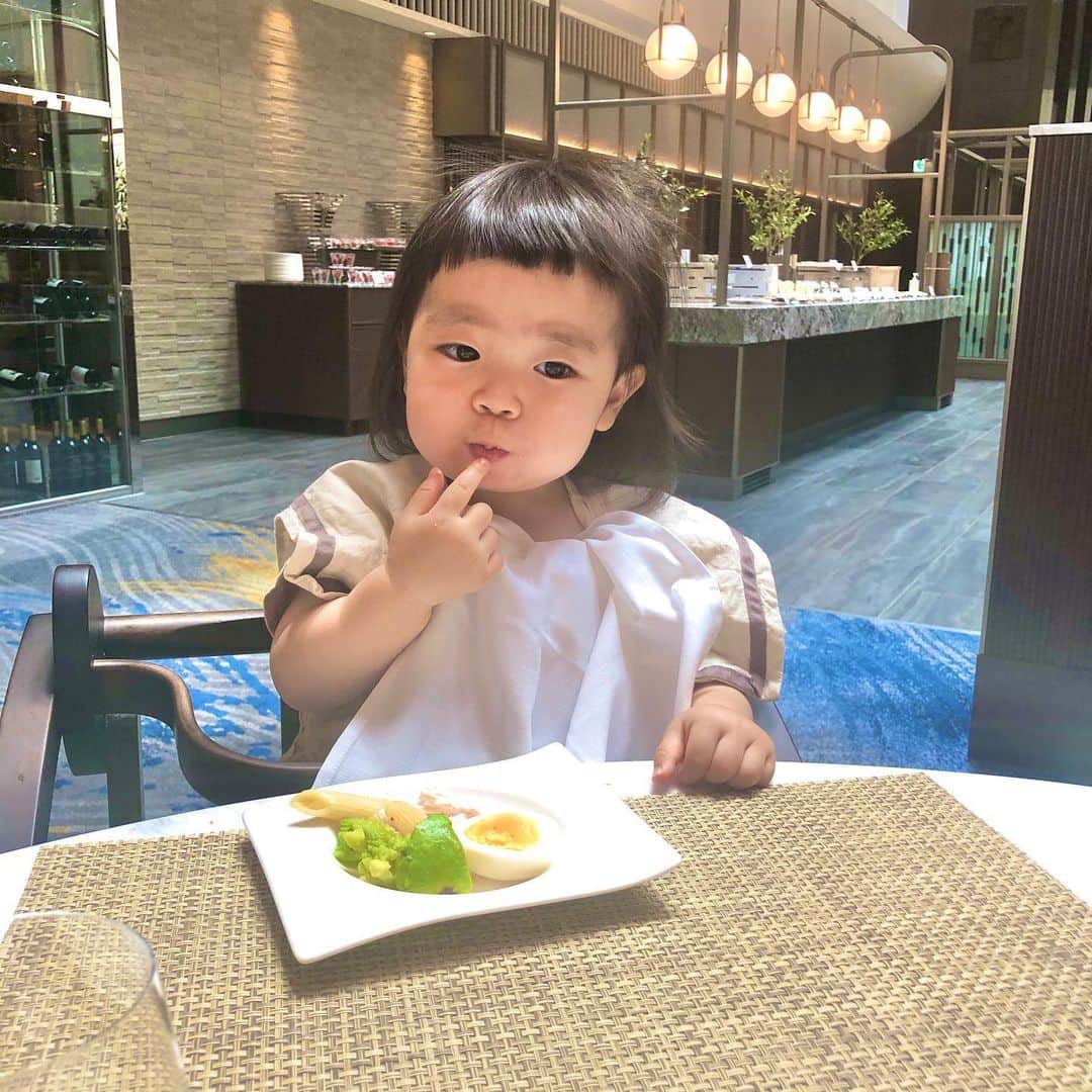 mamamizu.32さんのインスタグラム写真 - (mamamizu.32Instagram)「ゆっちゃんもちゃっかり﻿ ﻿ ﻿ ゆっちゃんもちゃっかりフルコースな話。﻿ ﻿ ﻿ ストリングスホテル東京インターコンチネンタル﻿ っていうホテルのメロディア？っていう﻿ レストランを予約してお誕生日ランチしてきた！﻿ 去年は恵比寿のウェスティンホテルだったので﻿ 毎年わたしの誕生日はホテルランチにしようと思う♡﻿ ﻿ 大人２名でほぼ半額のキャンペーン期間で、﻿ 子供は2歳まで無料かな？めっちゃお得でした！！﻿ デザートと前菜はブュッフェ形式だけど、﻿ しっかりコロナ対策で安心できたしよかった♡﻿ アフタヌーンティーとかもやってるらしい！﻿ ﻿ ﻿ ﻿ ゆっちゃんもちゃっかりフルコースで﻿ 食べ過ぎておられました🤣💓﻿ ﻿ ゆっちゃんメニュー↓﻿ ＊前菜＊ ゆで卵、アボカド、茹で海老1/2、﻿ ほぐしたサラダチキン、マカロニ2本﻿ ＊メイン＊ ジェノベーゼとフォカッチャ3個﻿ ＊デザート＊ いちご🍓12個(たべすぎ笑)﻿ ＊飲み物＊ オレンジジュース﻿ ﻿ ﻿ パパとブュッフェ何があるか見に行ったり﻿ わたしより楽しんでいるゆっちゃんでした🤣❤️﻿ ﻿ ﻿ ﻿ 今年は人格を極めてとにかく仏の様な﻿ 穏やかな人間になって負の感情を捨て去る﻿ そんな1年にしていい歳にします✊🏻✨﻿ 旦那にはわたしは神になるから😎✌🏻とか﻿ いってる時点で、、、なんですが、笑﻿ 本当に、穏やかに日々過ごすのが目標！﻿ 一喜一憂やストレスに振り回される時間の﻿ 無駄さに気づいたといいますか、、、﻿ ﻿ ﻿ ﻿ ここまで読んでくれてありがとうございました♥️﻿ ﻿ ﻿  #ストリングスホテル東京インターコンチネンタル #ストリングスホテル #ホテルランチ #ホテルランチビュッフェ #お誕生日ランチ #たまにの贅沢 #誕生日プレゼント#東京ママ#1歳4ヶ月」5月29日 0時03分 - _____.m32yy