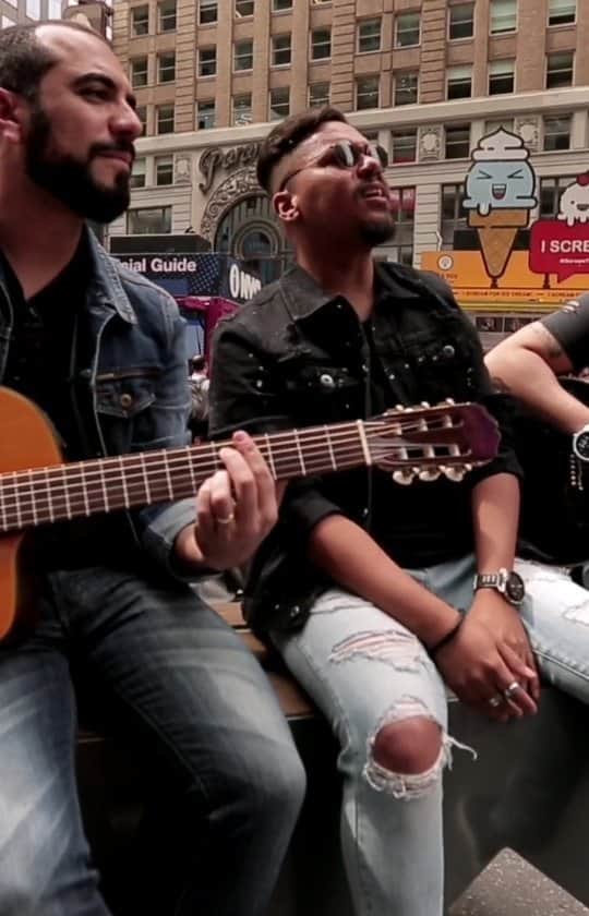 Sorriso Marotoのインスタグラム：「Seja pra fazer uma roda de violão, pra resenha depois do futebol ou pra tão esperada happy hour depois do trabalho.. #tbt de um sábado à tarde na Times Square #NY @eusergiojr @bcbrunocardoso @michel_fujiwara」