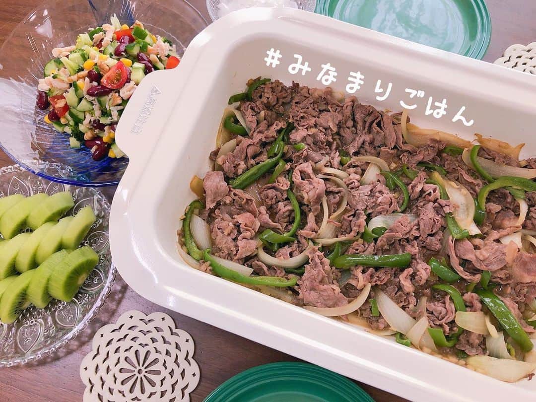 のインスタグラム：「. 今回のBRUNOランチは、 牛肉とピーマンの生姜炒め🍴 . 新生姜の時期なので、自家製のガリを作った時に残った新生姜をみじん切りにして使用✌︎ . □作り方□ (材料) ・牛肉…300gくらい ・たまねぎ…1/2個 ・ピーマン…4個 ・ごま油…大さじ1くらい ・酒…大さじ4 ・醤油…大さじ2 ・みりん…大さじ1 ・ラカント…大さじ1 (きび糖でも上白糖でもok) ・しょうが…3かけくらい？好きな方は多めに  ①ホットプレートを熱しごま油を入れ、玉ねぎ、ピーマンを中火で炒める。 ②しょうがのみじん切りを入れてサッと混ぜたら、牛肉をパッと入れ、牛肉に酒大さじ4をかけてほぐしながら炒める。 ③みりん、ラカント(きび糖や上白糖でもok)を入れて馴染ませ、最後に醤油を入れて馴染ませる ④水分が少なくなるまで炒めたら出来上がり✨ . 娘の分は生姜が入らないように取り分け🍴 . #bruno #ホットプレート料理 #お昼ごはん  #みなまりごはん #新生姜 #新生姜レシピ  #牛肉とピーマンの生姜炒め #女の子のママ」