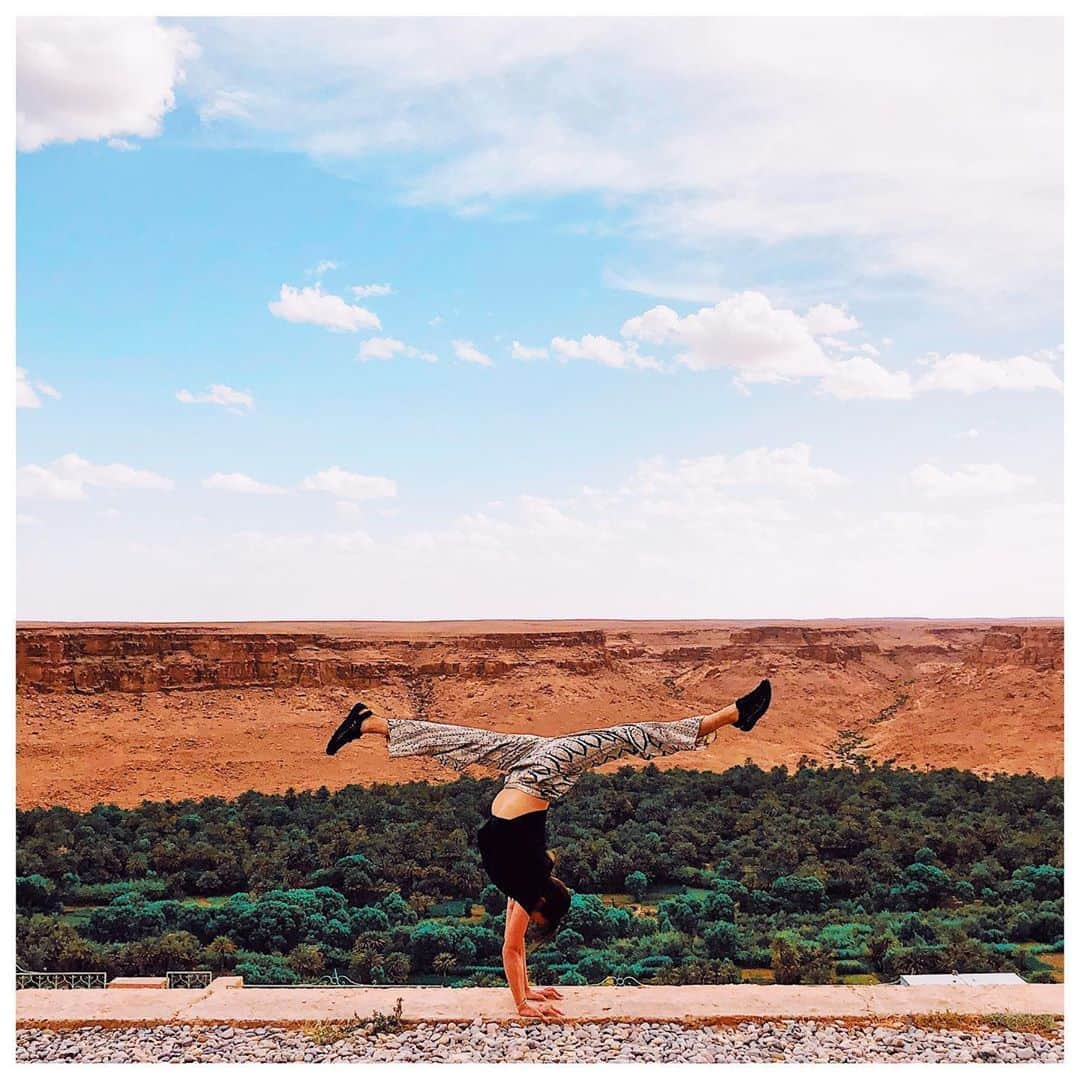 岡部紗季子さんのインスタグラム写真 - (岡部紗季子Instagram)「#逆立ち募金 #gymnastics #handstand #handstandsplit #yoga #movement #africa #handstanddonation  #倒立 #逆立ち #倒立女子 #🏜 #🤸🏽‍♀️ #💰 . . . No,113 #逆立ち女子 . . 逆立ち募金へのご協力！ 本当にありがとございます！ . 毎日みなさんのアイディアあふれる投稿を楽しく拝見させていただいています😂🙏🏽✨ . 逆立ちがみなさんの生活の一部になることを願い、 募金活動終わりの6/23まで、 さらにはこの夏と、もうしばらくお付き合いいただけたら嬉しいです🥺✨ . 緊急事態宣言も終わりましたが、 まだまだ完全な日常に戻るとはいきません💦 大変な時期にも関わらず #逆立ち募金 を繋いでくれたみなさんのやさしさにどう返していけるか考えているので、 またご報告させてください🙇🏽‍♀️🙇🏽‍♀️ . . 逆さまになって、不安定になっても、 必ず軸となる部分があるので、自分の中で探して、倒れないようにぎゅっと地面をつかみます。 . コロナの影響で生活がひっくり返りました。 圧倒的に不安定。 その中でも軸となる自分の中の1番強い部分を見つけて、立っていられるように頑張ろうと思いました。 . That’s LIFE...」5月29日 0時08分 - sakiko_okabe516