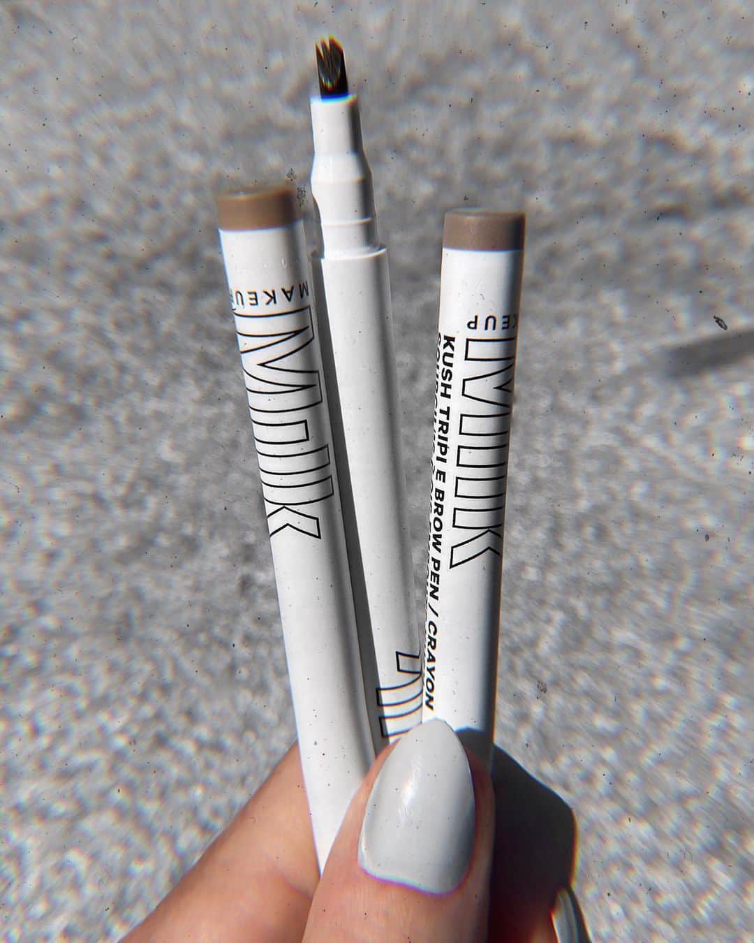 Milk Makeupさんのインスタグラム写真 - (Milk MakeupInstagram)「QUIZ TIME: have u been just doing skincare and brows lately OR have u still been doing full beats? sound off in the comments ⬇️ - #kushtriplebrow is a triple-tipped felt brow pen that allows u to control the pressure of each individual stroke so u can flex with a natural brow OR a super fluffy one 🖌️ - 🌐 shop brows on milkmakeup.com, sephora.com, + cultbeauty.co.uk 🌐」5月29日 0時08分 - milkmakeup