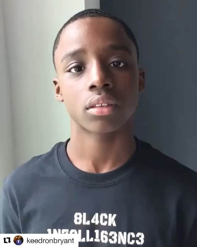 イーライ・リエブのインスタグラム：「“I just want to live”  #Repost @keedronbryant ・・・ just singing what’s on my heart...hope this blesses someone🙏🏾❤️ @sdhtoronto thanks for this dope shirt!!🔥🔥 #ijustwantolive #blacklivesmatter #ijustwannalive #equality #black #blackexcellence #racism #justice」