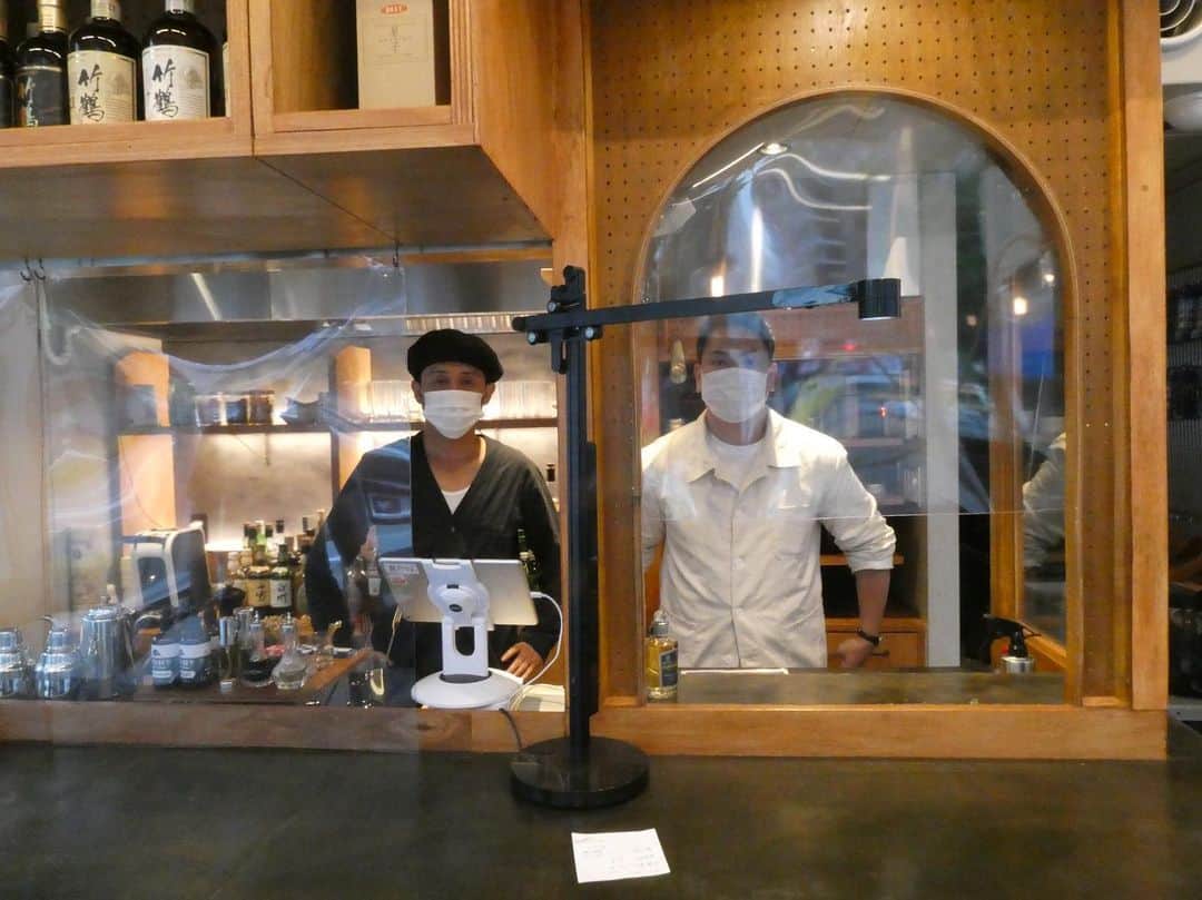 のインスタグラム：「THE SHOESHINE & BARもようやく6/1から再始動できる😭心から嬉しいっ❗️ もちろん感染対策はしっかり行いつつ、外で呑むのも気持ち良い季節なので三密を避けるにも絶好のタイミング❗️新しい日常を手に入れよう🍹🥃⚡️ #theshoeshineandbar #brifth #虎ノ門 #靴磨き #バー #shoeshine #bar #やっぱ呑むならリアルですよね！！ #実務はオンライン #感動体験はオフライン」