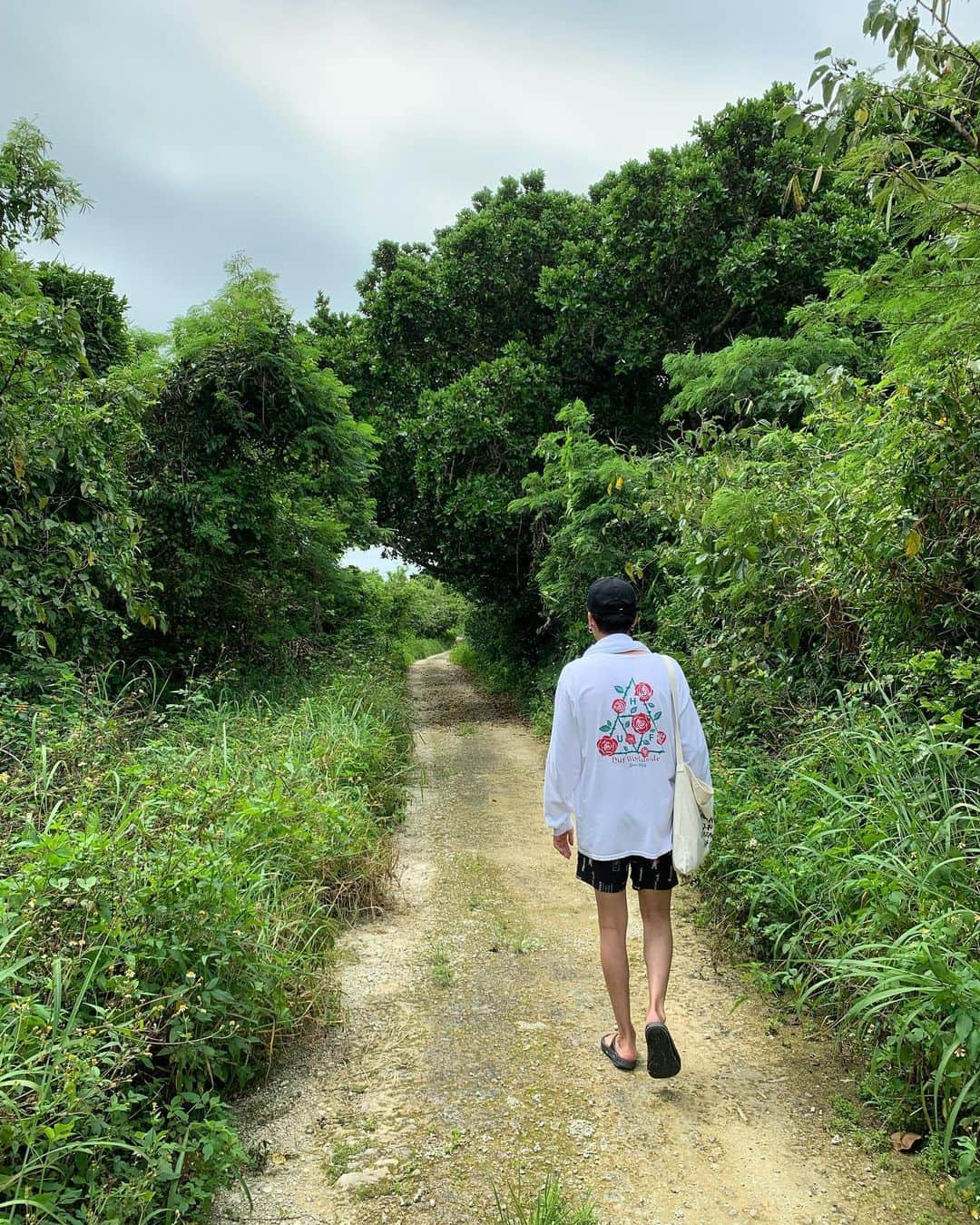 高木万平・心平さんのインスタグラム写真 - (高木万平・心平Instagram)「☘🚶‍♂️🚶‍♂️🚶‍♂️☘ #twins #双子 #万平 #心平 #宮古島 #大自然 #とりあえず #暑過ぎる」5月29日 0時23分 - man_shin_takagi