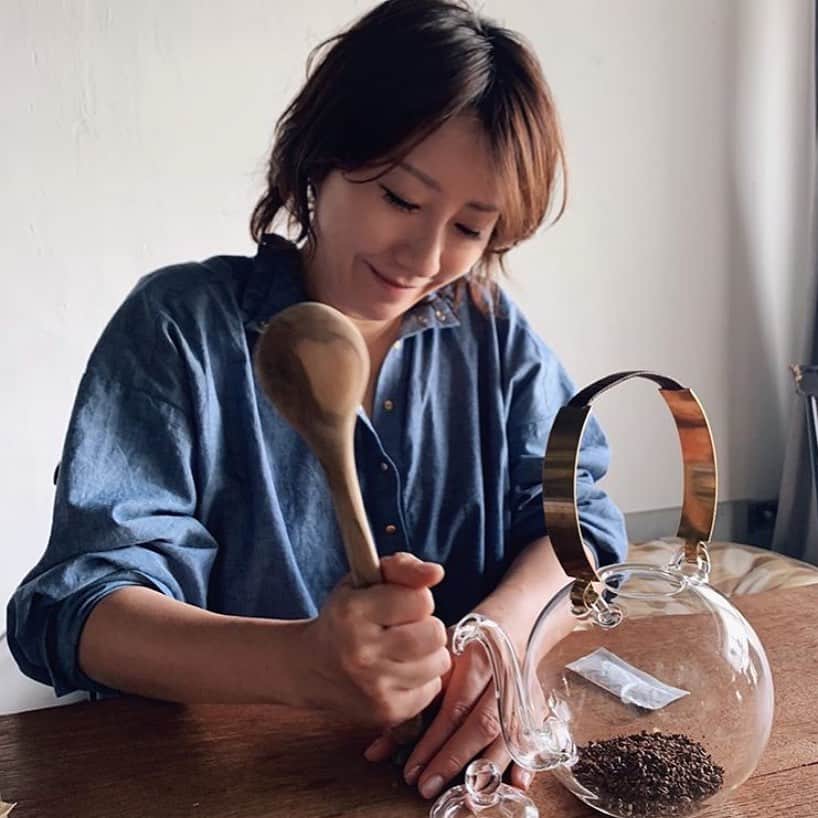 風間ゆみえのインスタグラム：「今日は大人MUSE @otonamuse 『SENSE OF SEASON』連載撮影  前髪伸びたな。  何してるんでしょ  答えは6月28日発売 8月号にて✨  photo by @amsterdammmmm」