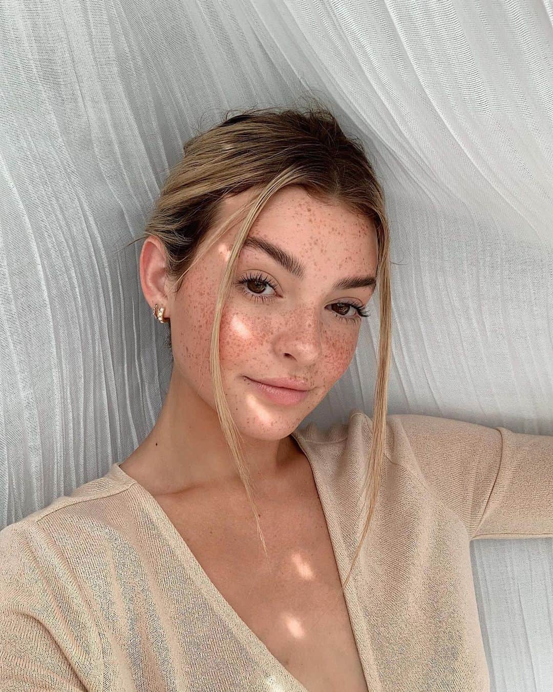 Kelsey Simoneのインスタグラム：「I’v uploaded a new video in collaboration with @sc answering some of your beauty questions! Also, showing you how I use Sephora Collections new product, their Clear and Cover Acne Treatment which is a makeup & skincare in one! If you want to know some of my beauty secrets.. link is in my bio! ✨ #beautyuncomplicated #SephoraCollection #ad」