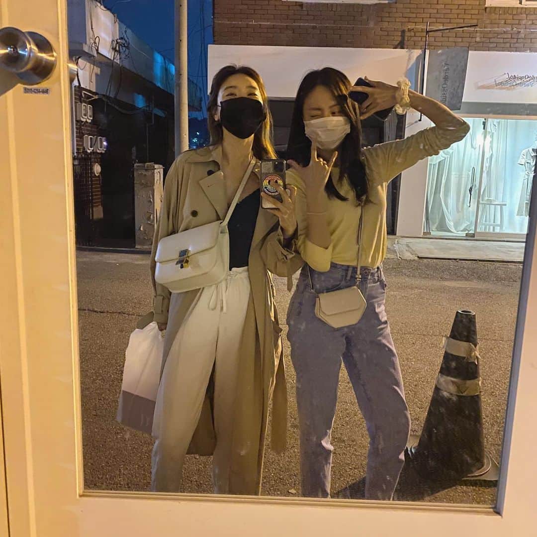 ソジン のインスタグラム：「골목길만 걸어도 좋은 밤🤍」