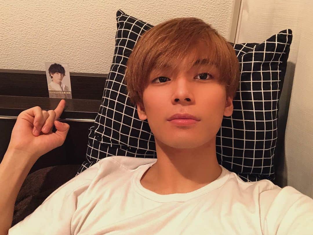 のインスタグラム：「皆さまいかがお過ごしでしょうか。 僕は今日突然の雨で干してた布団がびしょ濡れになりました。 今日は布団なしで寝ます。 布団の安心感とありがたみを心から感じました。そんな1日です。 そして枕元には僕が普段活動してるグループの名刺です。 ツーショットです✌︎いぇいいぇい🙌 . おやすみなさい。 . .」