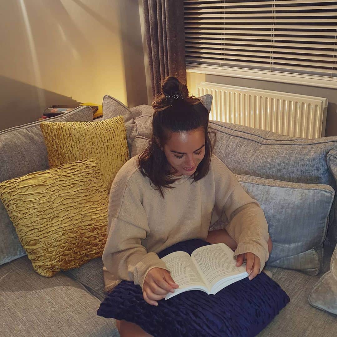 ジョージア・メイ・フットのインスタグラム：「Mood the whole of lockdown 📚📖」