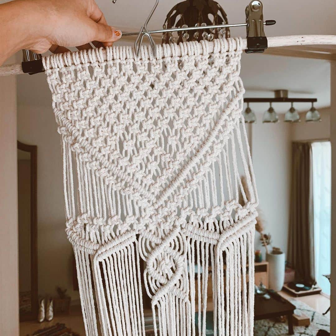 Rihwaさんのインスタグラム写真 - (RihwaInstagram)「Macramé is one of a thing I'm working on to de-stress my mind!🌞🌼🌿 I'm getting better as I go down.lol It doesn't have any plan.  I just design it with a flow.🌿🌿🌿 I have no idea how I'll end up! I'm excited!🌼🌿 #Rihwa #macrame #マクラメ #マクラメ編み #tapestry  #タペストリー #destress  #athome」5月29日 0時57分 - rihwa_official