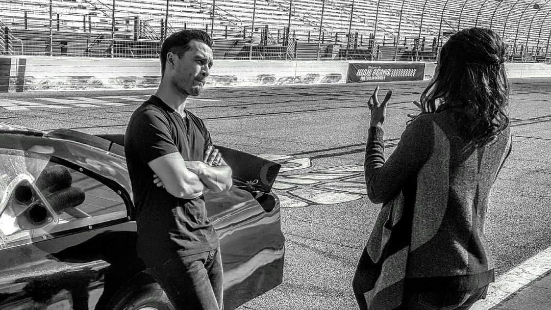 マイケル・マラーキーのインスタグラム：「how about this for a throwback; was always a joy to work on scenes with @katgraham // 📷 @ohalloran99 (i think; love to ya brother either way x)」