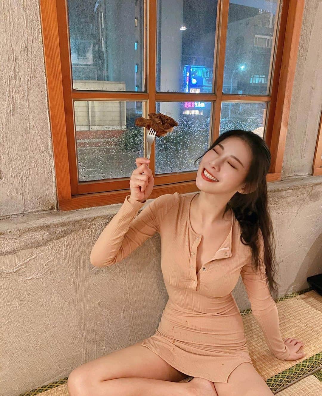 張香香のインスタグラム：「深夜食堂🤤🤤🤤 這炸雞看似普通但真滴膩害🍗👍🏻」