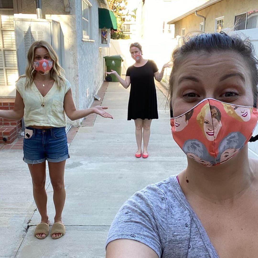 フラーハウスのインスタグラム：「🐺😷 The cutest socially distanced pack we've ever seen. 📸: @jodiesweetin」
