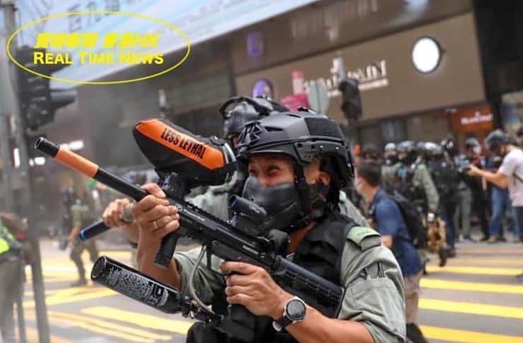 Metisさんのインスタグラム写真 - (MetisInstagram)「国家安全法制の新設が可決されたみたい。デモと警察の間で起こる痛々しい写真はこの他に沢山ある。コロナ渦の中でずっと闘っていたデモ参加者の香港の人達。また別に普通に暮らしていたい街の人達の想い。香港のデモに参加してる人達は今闘わなければ私達の香港が香港では無くなってくんだよと主張していたり、そんなリーダーとも言える活動家の右目がそうとう痛いんだろうなと思っていたい最後の写真にWTF。街を外れたら普通に暮らす市民の人々もいたり。なかなかこの先も、いや更に嵐が始まりそうな空気。ジャッジはどうあれこんな事も起こってたりします。  Metis  #国家安全法#香港#中国#デモ#ジョージソロス#疑惑#人権#権力#抑圧#警察国家#hongkong #🚔#どうなっとる#photo#police#プロパガンダ#アグネスチョウ#活動家#過激#wtfock#cnn#news#China#報道#マスメディア#操り作戦#暴動#コロナ#アフターコロナ#pandemic」5月29日 1時05分 - metis_0328