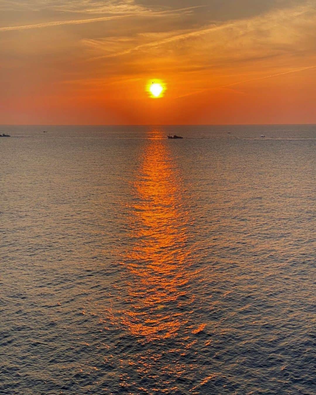 太田りこのインスタグラム：「こんな綺麗な夕日なかなかみられへんど？🌆 #sunset #hyogo #hyogojapan #sea #viewpoint #絶景 #日本の絶景 #絶景スポット #🌆」