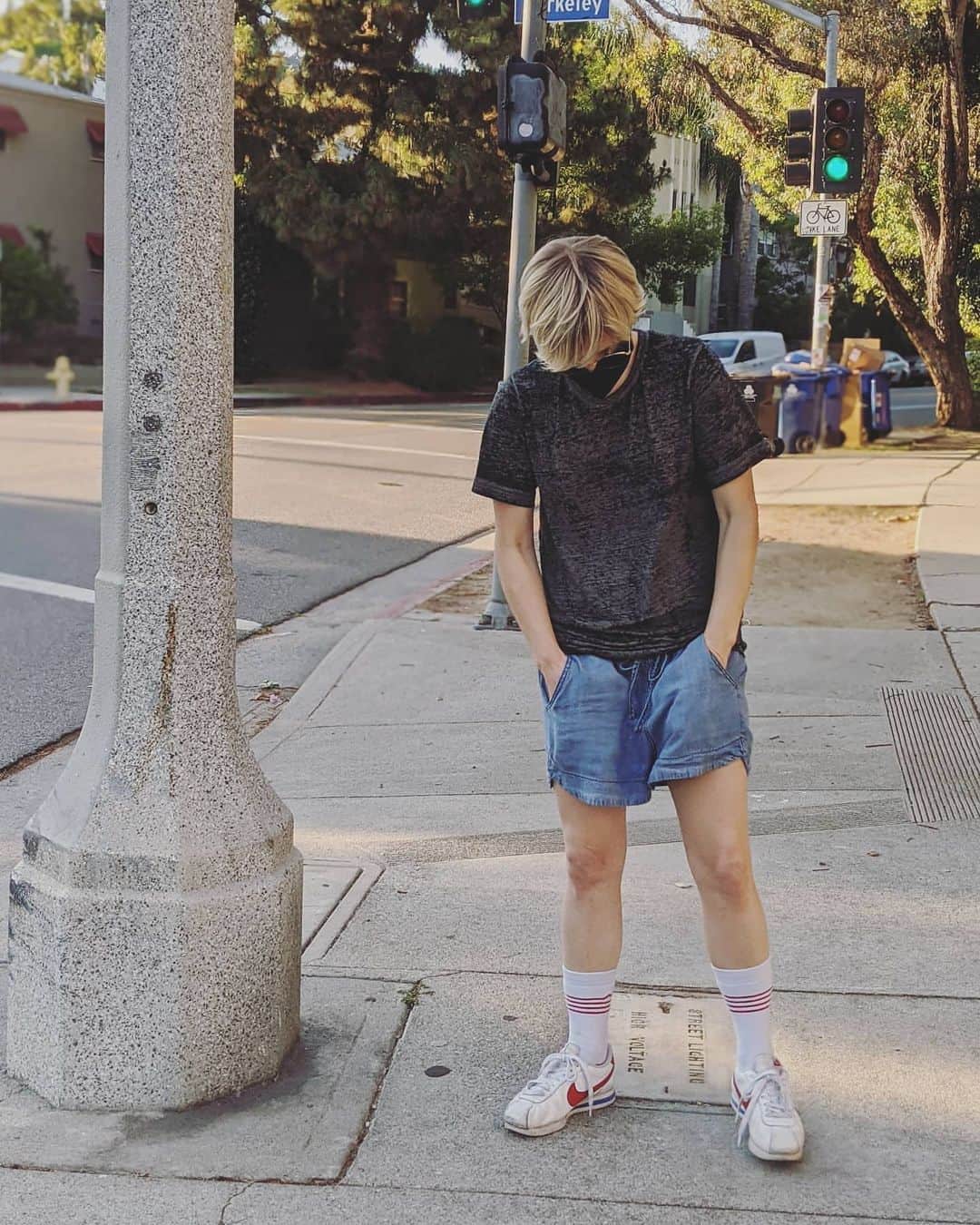 ハナー・ハートのインスタグラム：「swipe to see what's in my pockets 👉👉👉⁣ ⁣ ⁣ ⁣ ⁣ ⁣ ⁣ ⁣ ⁣ ⁣ ⁣ ⁣ mis manos! 👋👋👋⁣ ⁣ p.s. The algorithm is going to hate this post but dang it I like it.」