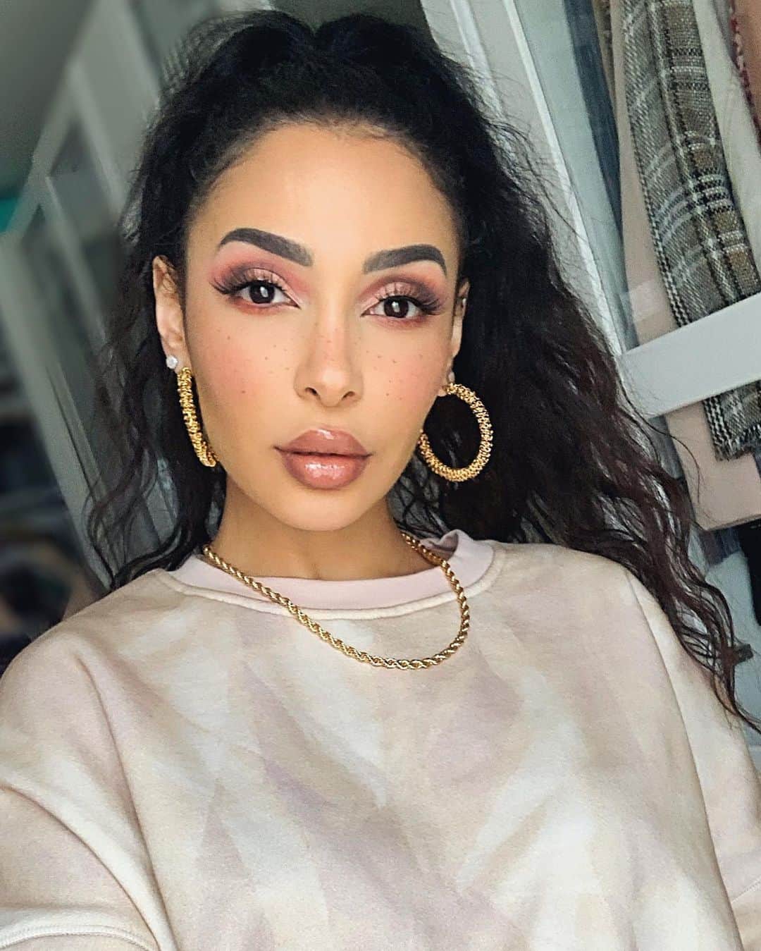 sananasのインスタグラム：「Cute & fresh 🥰Je le trouve trop cute et frais à la fois ce make up ! Parfait pour le printemps👍🏻Les tâches de rousseurs font toute la différence je trouve ! Vous aimez ? Je vous ai posté le tutoriel sur ma chaîne Youtube ! Lien dans la bio 💚」
