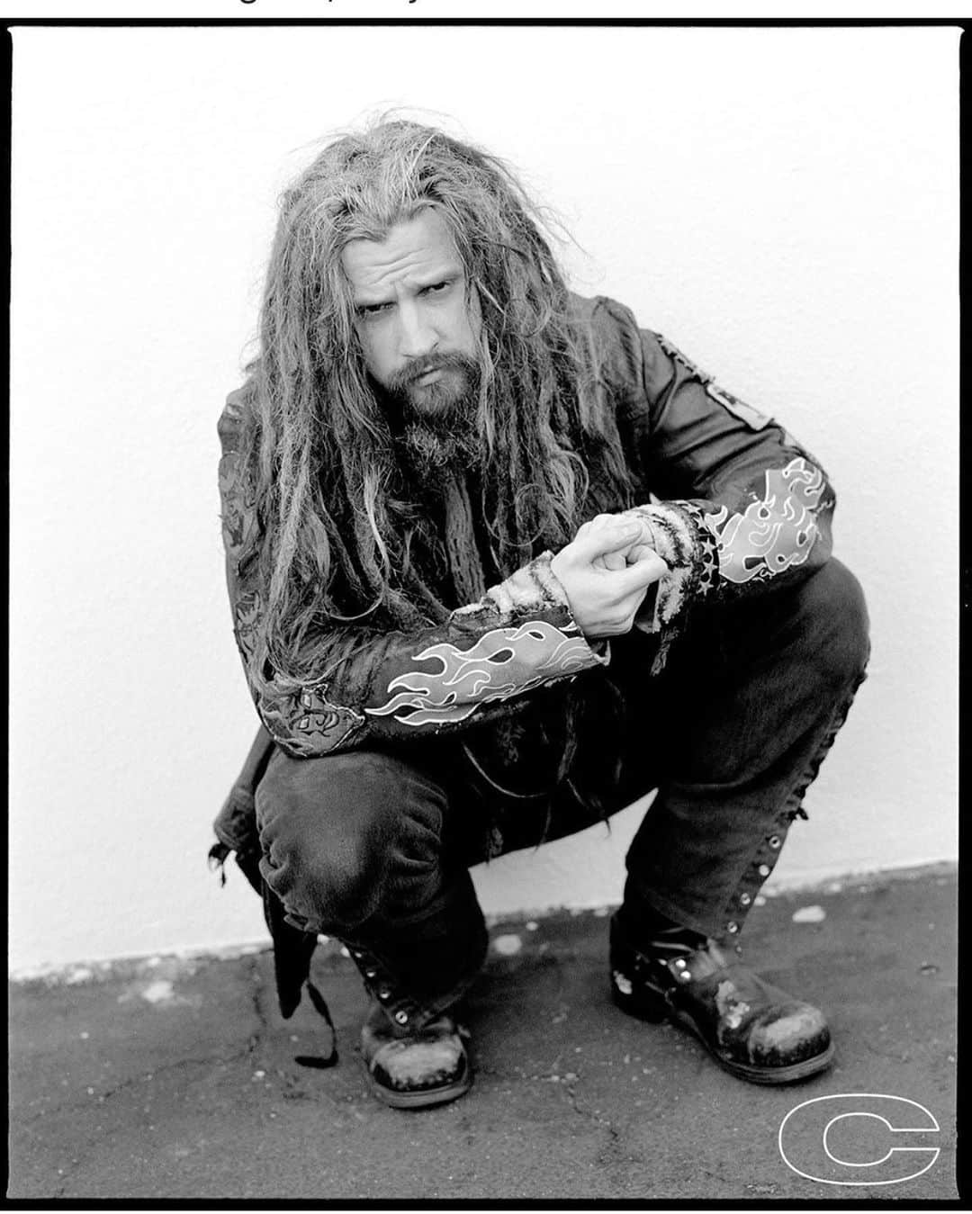 ロブ・ゾンビのインスタグラム：「Here a picture I’ve never seen before. It’s from 1998 as Hellbilly Deluxe was coming out. It was taken by @cuffarophoto . Damn! 22 years ago! #robzombie #thursdaythrowback #hellbillydeluxe #chriscuffarophotography」