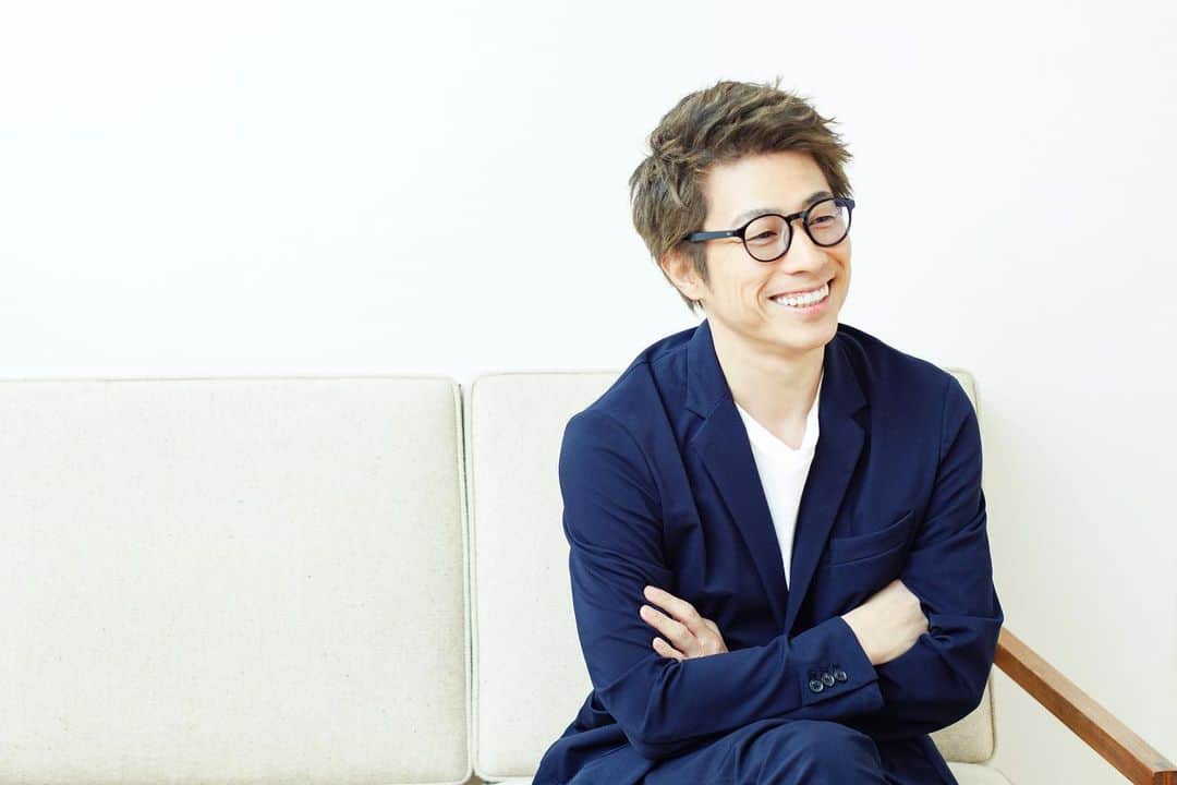 田村淳のインスタグラム：「吉本興業の宣伝材料の写真…宣材写真がどうも苦手で…みんな特徴のない正面のショットなので…それを辞めたいですとお願いして新しく撮ってもらいました。 関係者の皆さんには所属事務所からお知らせが行くとは思いますが…これからは1枚目の写真のみを使用して頂けるとありがたいです。よろしくお願いします。  #田村淳」
