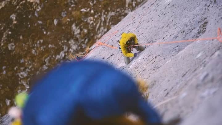 マウンテンハードウェアのインスタグラム：「Bolting is hard work. You’re hanging in a harness all day, there’s dust everywhere, and you’re playing with the wall in front of you, trying to figure out what line you want to follow and where to put bolts... Take that and add a year and a half of gaining community trust and permits, 15,500 feet in elevation, and freezing temps—it makes for an even more challenging formula… These are the challenges @chadurif and @joshlrsn faced before they had their chance of climbing their dream wall, Kuntur Sayana. 🎥: @coldhousemedia.」