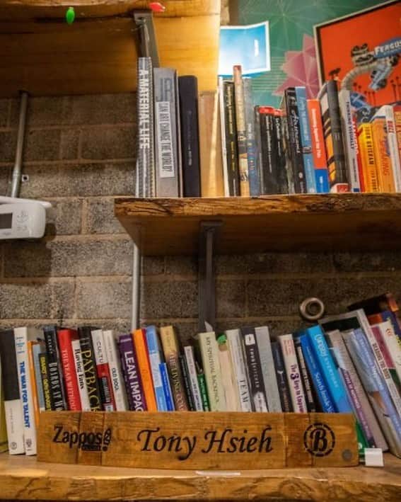 Tony Hsiehさんのインスタグラム写真 - (Tony HsiehInstagram)「Tony's Rabbit Hole Tour is made up of many articles, books, and experiences with the goal of constantly expanding the mind and going beyond what we believe is humanly possible.  Do you have favorite reads that move you? Share your recommendations in the comments :) #TonysRabbitHoleTour *Posted by Michelle, Tony’s Social Team」5月29日 1時56分 - downtowntony