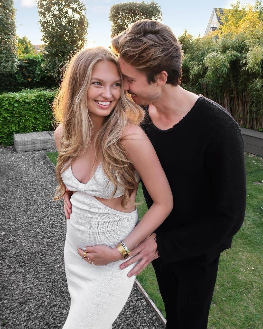 ロミー・ストリドのインスタグラム：「WE’RE HAVING A BABY 💗 2 years ago I got diagnosed with PCOS after not getting my period for 7 years. I was devastated because being a mom and starting a family with @laurensvleeuwen is my biggest dream.. I was so scared that I would never be able to because I got told it was harder to get babies in a natural way.. I started to research PCOS and came to the conclusion that mine was not the typical pcos.. Mine was because of my body being in fight or flight mode.. which means my body was under constant stress. I never felt mentally super stressed so it was hard te understand this, but my life consisted of travelling all the time (no biorhythm), working out every day, eating super clean (restricting foods). I think I pressured my body to much, and honestly every body is so different but I think my weight was not good for my body to function properly and couldn’t handle the constant traveling.  This was the point where I started to research natural healing for PCOS and came to the conclusion that I should do way less high intensity training, don’t restrict foods, be nice to myself, and take breaks when needed. I also tried some natural supplements, acupuncture and we got a place back in the Netherlands as well, so we could spend more time with Family (since im such a family person). I’m so happy and grateful to say that I got my period back last november AND that WE’RE SOON A FAMILY OF THREE ❤ ❤❤❤ & to the women trying to conceive, believe in yourself and be nice for yourself and your body and don’t let those thoughts get to you to much 😚」