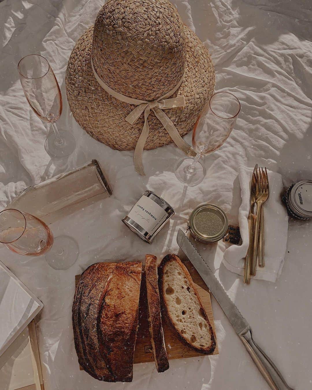 JANICE JOOSTEMAさんのインスタグラム写真 - (JANICE JOOSTEMAInstagram)「Creamy Cashmere on romantic picnics  @malathebrand ☁️ Link in my bio to shop my new sweet sultry candle! I hope you guys love it! xxxoo  Love you babies 💕」5月29日 2時15分 - janicejoostemaa