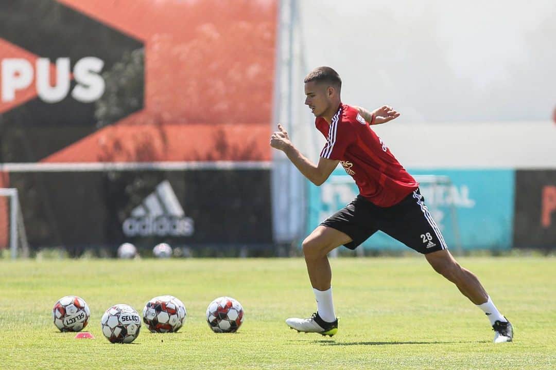 ユリアン・ヴァイグルのインスタグラム：「Faltam 7️⃣ dias ⚽️ 💪🏽」