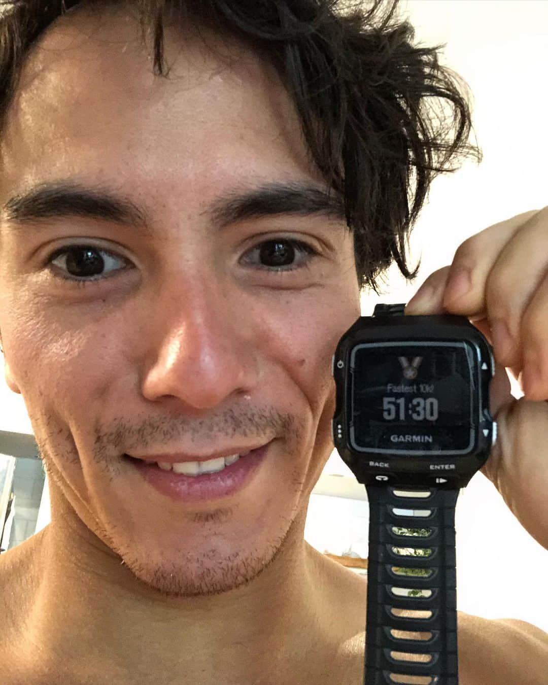 シーン・マコールさんのインスタグラム写真 - (シーン・マコールInstagram)「Just set a 10km personal best and I’m in a “minor” state of euphoria ... actually I’m over the freakin’ moon! 🤯 ⠀⠀⠀⠀⠀⠀⠀⠀⠀ Fun fact: I set this record while only breathing through my nose, I have no idea if it has any training benefits (some quick googling doesn’t show any crazy red-flags for athletes) I just thought it’d be fun and challenging to try, thanks @friz_ 🤜🏽 ⠀⠀⠀⠀⠀⠀⠀⠀⠀ I also didn’t set out this morning with the goal of knocking 4 minutes off my PB, it just kind of happened! 😍 I started with my 5am weekly board meeting with the @ifsclimbing executive board which finished at 06:30. By 06:45 I was out the door 🏃‍♂️ ⠀⠀⠀⠀⠀⠀⠀⠀⠀ Warmed up for 10 minutes running at a lazy pace; the prescribed run today was 4 sets of 10 (minutes) with a minute walk in between each set. I knew it was 53 minutes but didn’t think much of it. It wasn’t until my last walk from 42:00 - 43:00 that I realized I was at the 8km mark and if I did two 5-minute km’s I’d beat my record of 55:30! ⠀⠀⠀⠀⠀⠀⠀⠀⠀ Setting records is a huge motivator for me and I’ll admit those last two km’s were very hard. I hit 10k at 52:08 and realized I still had a minute left in the set. I also knew my warm up at the beginning was quite slow and if my watch was smart it would pick the fastest 10k from my run. I kept sprinting for the last minute and finally opened my mouth to breathe at the very end. The feeling was magical, literally could get air into my lungs 3x faster 😂 ⠀⠀⠀⠀⠀⠀⠀⠀⠀ I walked the last bit to cool down, getting my heart back to normal, and that’s when I realized I was dreaming, it was 7am and my alarm was going off. No I’m jk, I actually did the run, thanks for staying to the end and putting a 🍔 in the comments 🙏🏽 ⠀⠀⠀⠀⠀⠀⠀⠀⠀ ⠀⠀⠀⠀⠀⠀⠀⠀⠀ ⠀⠀⠀⠀⠀⠀⠀⠀⠀ ⠀⠀⠀⠀⠀⠀⠀⠀⠀ ⠀⠀⠀⠀⠀⠀⠀⠀⠀ @adidasterrex | @scarpana | @joerockheads | @verticalartclimbing | @flashedclimbing | @perfect_descent | @CANFund | @visaca #verticalart #CANFund #TeamVisa #climbing #train #canada #athlete #sports #power #fitness #work #workhard #workout #strength #ninja #gym #fun #challenge #running #runner #run #pb」5月29日 2時28分 - mccollsean
