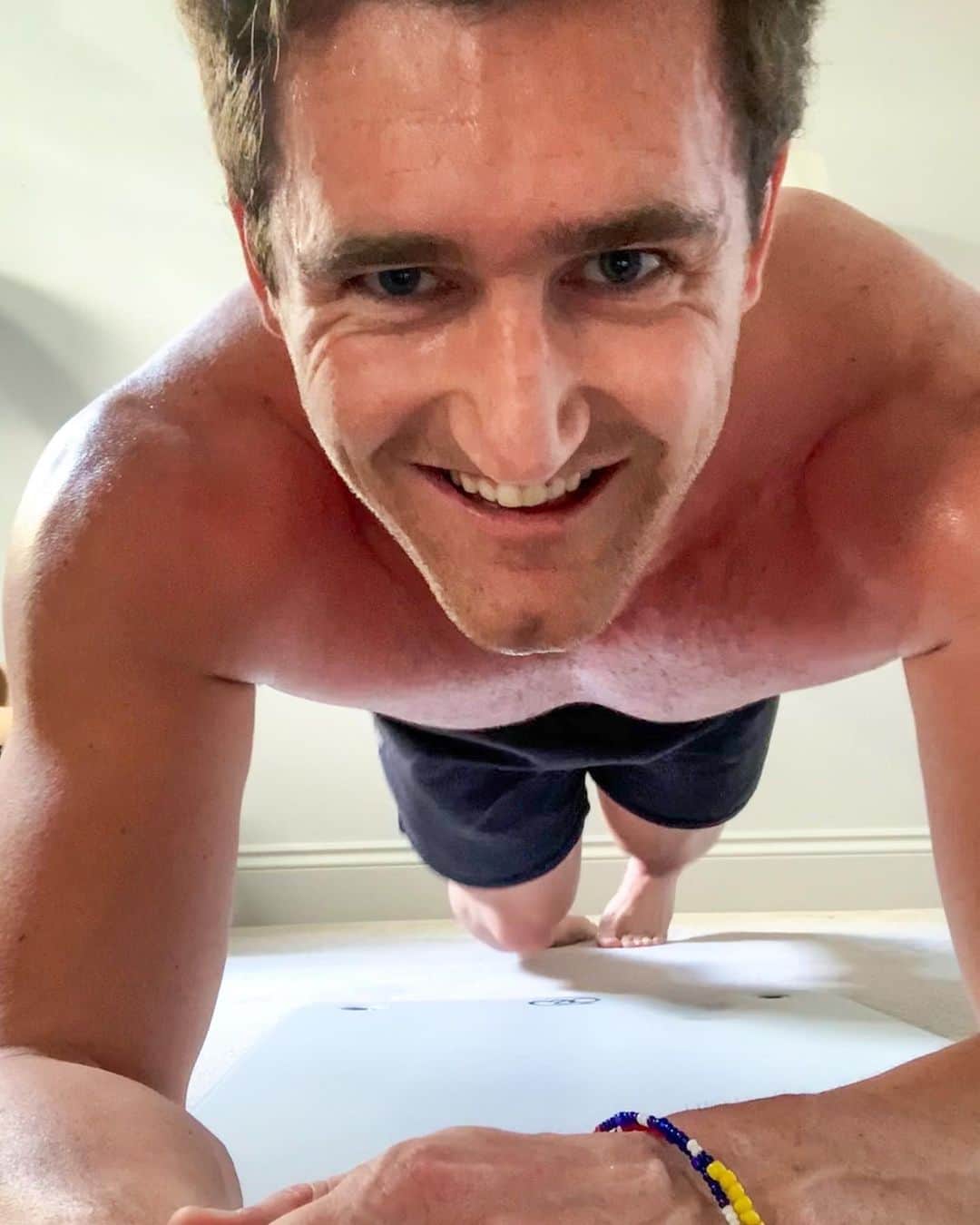 キャメロン・ファンデルバーグのインスタグラム：「Who have you guys been following for online workouts? just got crushed by @gfitlondon 👊🏻🏃🏼」