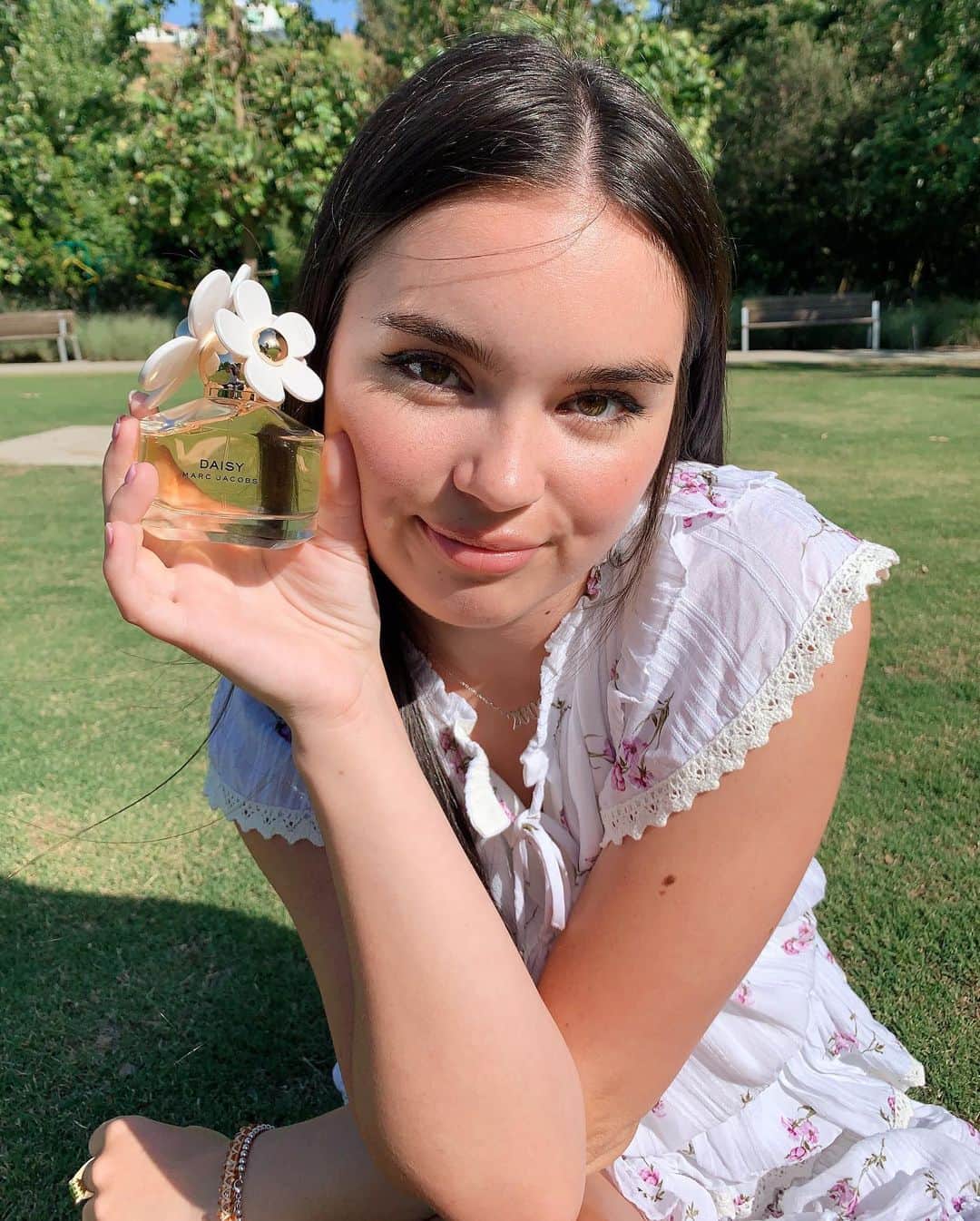 ランドリー・ベンダーのインスタグラム：「@marcjacobsfragrances asked me to name some things that have made me happy these days. For me it’s making a latte in the morning, writing, and facetiming friends 🌼 what is it for you? @sephora #mjdaisy #mjpartner #friendsofdaisy」