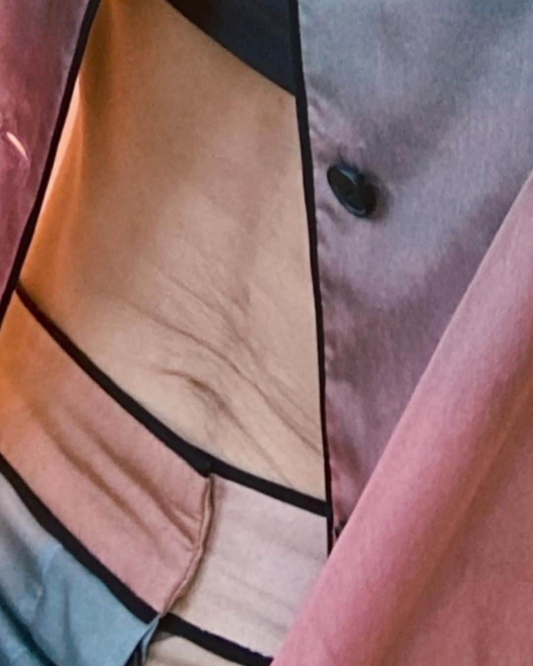 クリッセル・リムさんのインスタグラム写真 - (クリッセル・リムInstagram)「Grateful for this life, for the sun shining, for this body, for health, and for every inch of my body... stretched out skin and all. One of my latest posts I shared that we all have our “thing”  and that’s ok! Mine is the loose skin around my belly button. The skin has stretched out so much that some days you can’t even see my belly button. I say “ some days” because there are days when my belly button reappears out of no where 😂lol  it has a mind of its own 🤷🏻‍♀️. Just wanted to share some things that sometimes I try to cover up!  In the past I’ve tried to photoshop my imperfections but  I realized that doesn’t do justice to myself or to any of you. So here I am no belly button and loose skin and all. I love my body and appreciate everything it has gone thru. But I also appreciate the power of high waisted pants too 😂」5月29日 8時20分 - chrisellelim