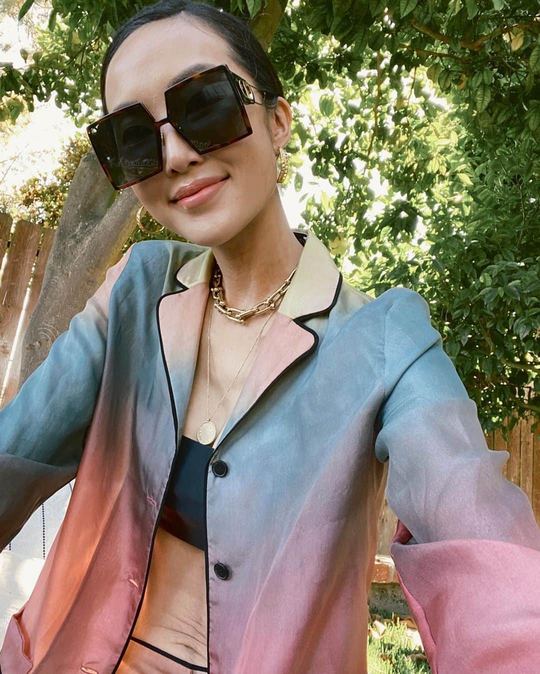 クリッセル・リムさんのインスタグラム写真 - (クリッセル・リムInstagram)「Grateful for this life, for the sun shining, for this body, for health, and for every inch of my body... stretched out skin and all. One of my latest posts I shared that we all have our “thing”  and that’s ok! Mine is the loose skin around my belly button. The skin has stretched out so much that some days you can’t even see my belly button. I say “ some days” because there are days when my belly button reappears out of no where 😂lol  it has a mind of its own 🤷🏻‍♀️. Just wanted to share some things that sometimes I try to cover up!  In the past I’ve tried to photoshop my imperfections but  I realized that doesn’t do justice to myself or to any of you. So here I am no belly button and loose skin and all. I love my body and appreciate everything it has gone thru. But I also appreciate the power of high waisted pants too 😂」5月29日 8時20分 - chrisellelim