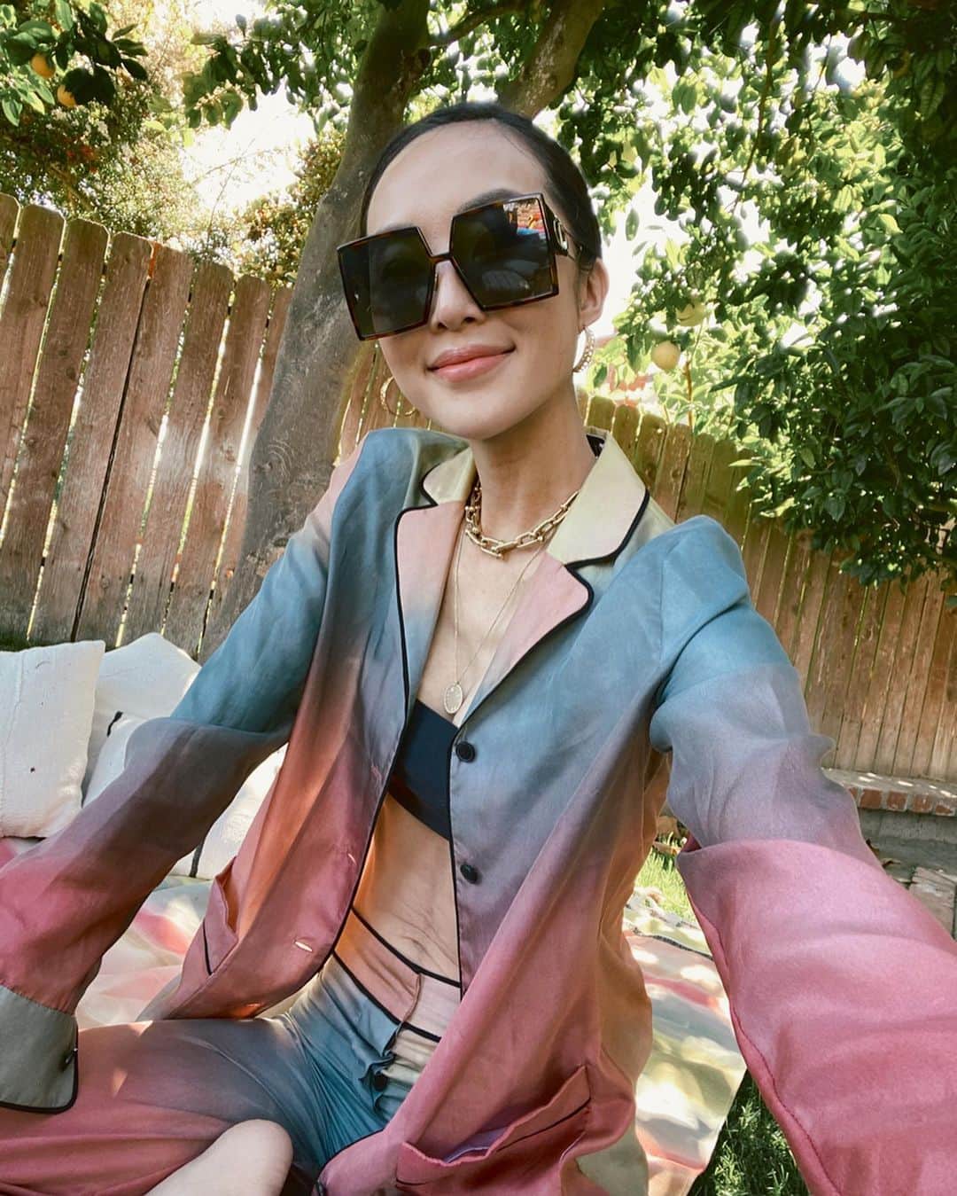 クリッセル・リムさんのインスタグラム写真 - (クリッセル・リムInstagram)「Grateful for this life, for the sun shining, for this body, for health, and for every inch of my body... stretched out skin and all. One of my latest posts I shared that we all have our “thing”  and that’s ok! Mine is the loose skin around my belly button. The skin has stretched out so much that some days you can’t even see my belly button. I say “ some days” because there are days when my belly button reappears out of no where 😂lol  it has a mind of its own 🤷🏻‍♀️. Just wanted to share some things that sometimes I try to cover up!  In the past I’ve tried to photoshop my imperfections but  I realized that doesn’t do justice to myself or to any of you. So here I am no belly button and loose skin and all. I love my body and appreciate everything it has gone thru. But I also appreciate the power of high waisted pants too 😂」5月29日 8時20分 - chrisellelim