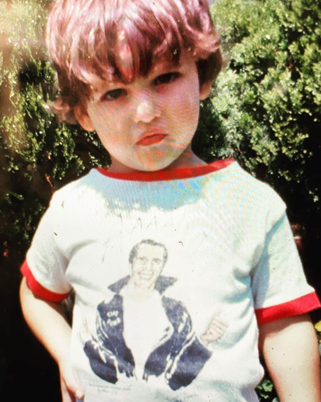 ピーター・ファシネリのインスタグラム：「#TBT to a me looking a “little” annoyed. 😂 But my Fonz T-shirt is cool-a-mundo. Aaayyyyy👍🏻」