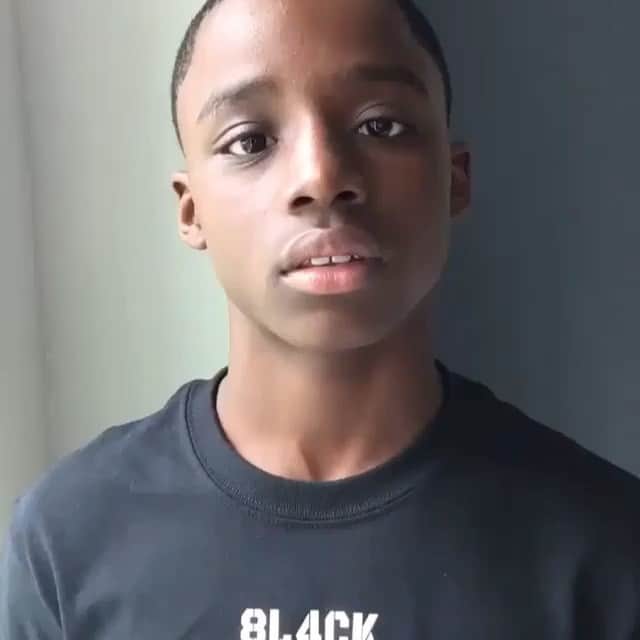 サーシャ・グレイのインスタグラム：「No child should have to sing these words. This is beautiful and heartbreaking.  Repost from @keedronbryant using @RepostRegramApp - just singing what’s on my heart...hope this blesses someone🙏🏾❤️ @sdhtoronto thanks for this dope shirt!!🔥🔥 #ijustwantolive #blacklivesmatter #ijustwannalive #equality #black #blackexcellence #racism #justice @mstinalawson」