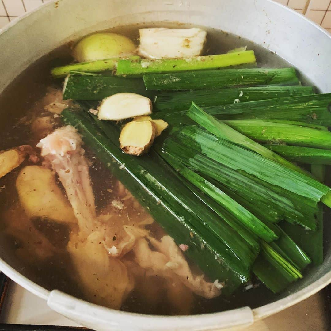 辻仁成さんのインスタグラム写真 - (辻仁成Instagram)「実は、明日のラーメンのスープを仕込んでます。明日のランチのために、一昼夜、ことこと。いろいろ入ってますよ。北海道の昆布とか、鶏ガラとか、十種類以上のダシの素が、笑笑」5月29日 3時20分 - tsujihitonari