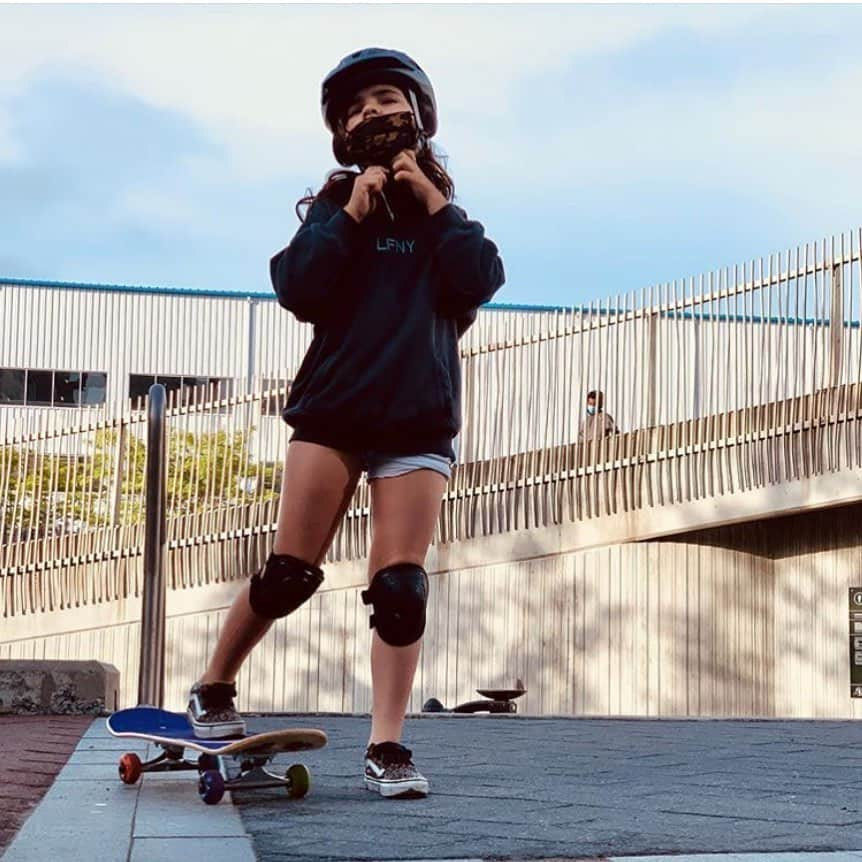 カリーヌ・ロワトフェルドさんのインスタグラム写真 - (カリーヌ・ロワトフェルドInstagram)「She is everything 🖤 williamsburg, Brooklyn @romyandthebunnies @juliarestoinroitfeld」5月29日 3時21分 - carineroitfeld