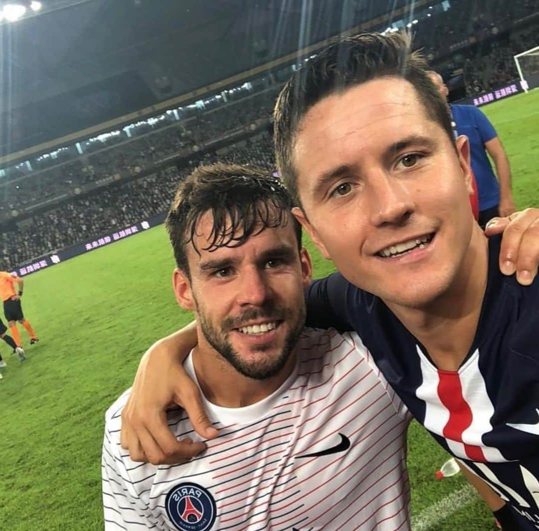 アンデル・エレーラさんのインスタグラム写真 - (アンデル・エレーラInstagram)「#TBT to my first trophy with @psg with @juanbernat #Juanito #trophéedeschampions #china🇨🇳 #july」5月29日 3時47分 - anderherrera